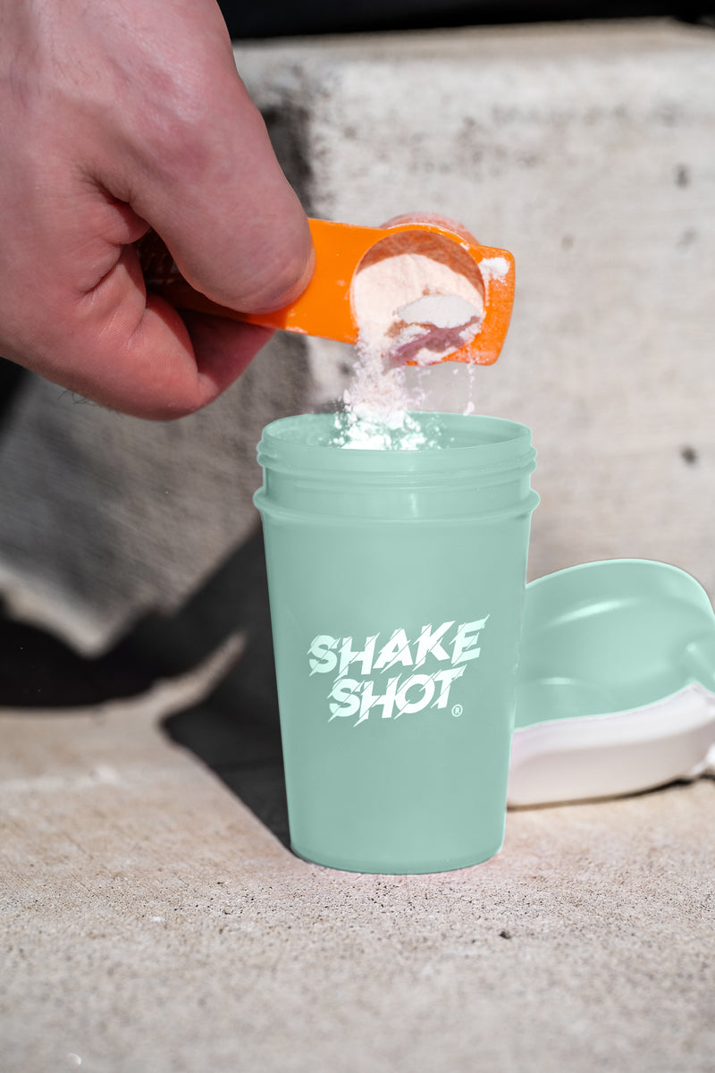 Shake Shot Mini botella de 4 oz verde para suplementos y preentrenamiento con clip y bola mezcladora