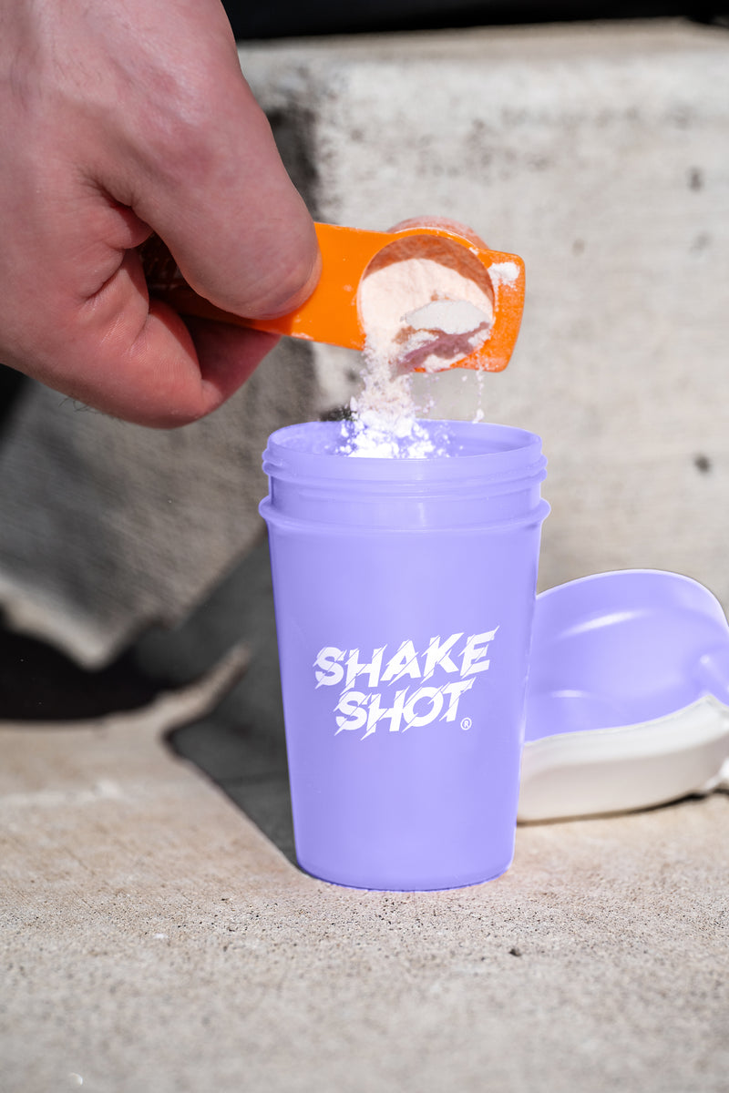 Shake Shot Botella Mini Morada de 4 oz para Pre-entreno y Suplementos con Clip y Bola Mezcladora