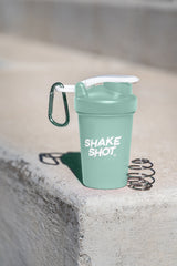 Shake Shot Mini botella de 4 oz verde para suplementos y preentrenamiento con clip y bola mezcladora