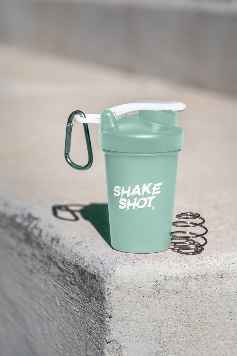 Shake Shot Mini botella de 4 oz verde para suplementos y preentrenamiento con clip y bola mezcladora