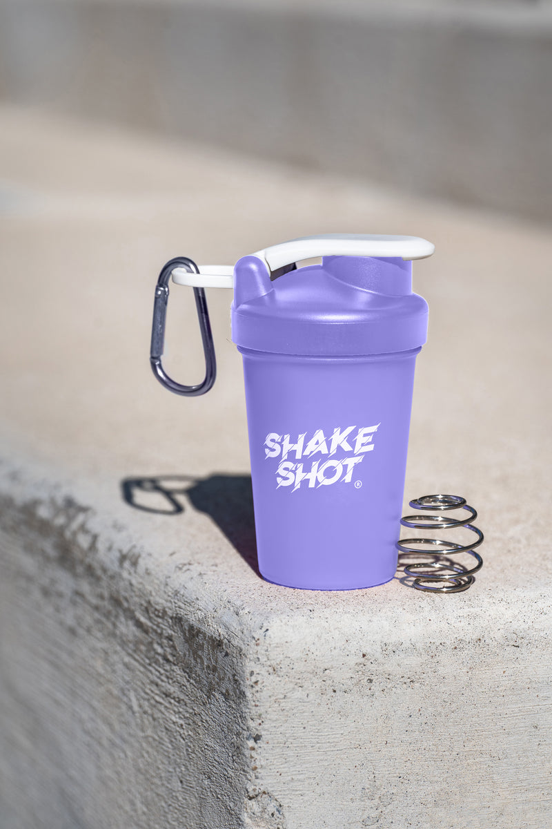 Shake Shot Botella Mini Morada de 4 oz para Pre-entreno y Suplementos con Clip y Bola Mezcladora